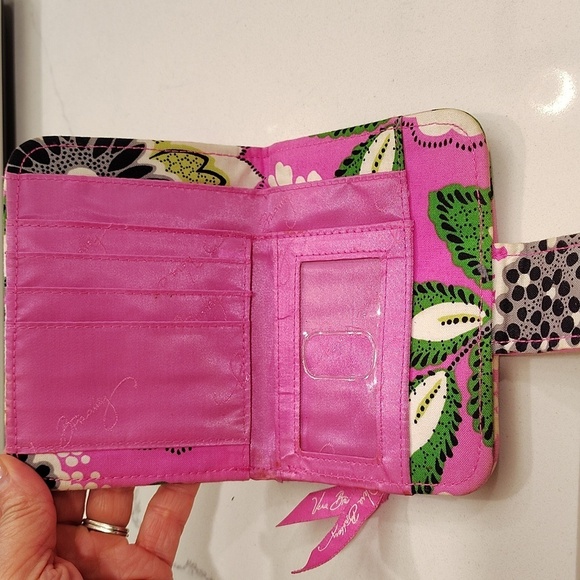 Vera Bradley Priscilla Pink Bi Fold Wallet Retired Print - Picture 3 of 7